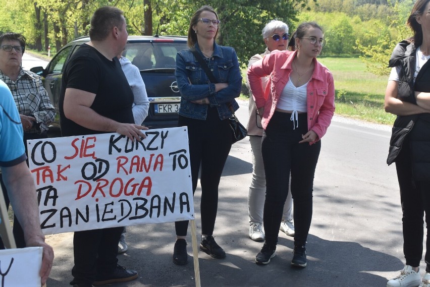 Protest mieszkańców Łomów, dotyczący remontu drogi...