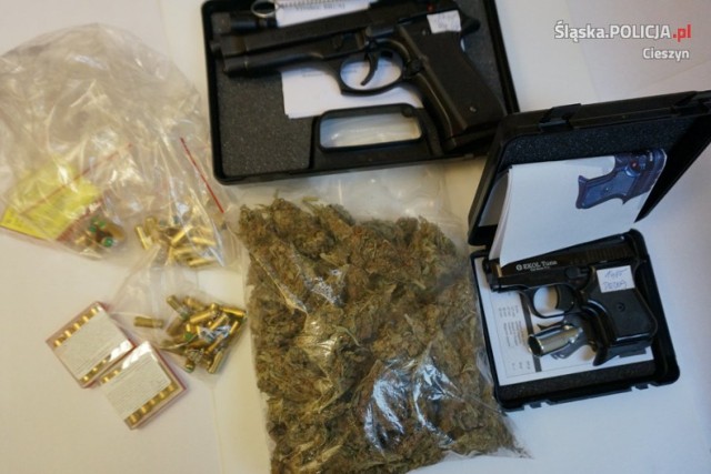 Policja skonfiskowała broń i narkotyki
