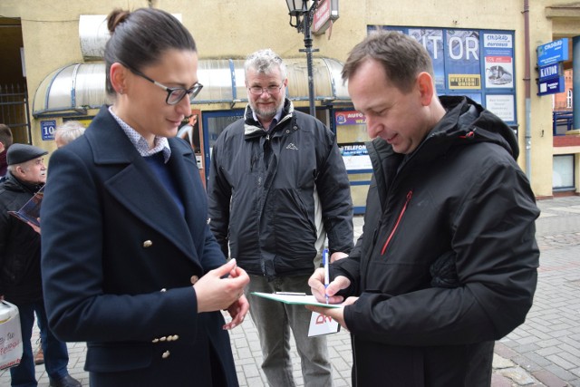 Poseł Małgorzata Golińska zbiera oczywiście podpisy za kandydaturą Andrzeja Dudy