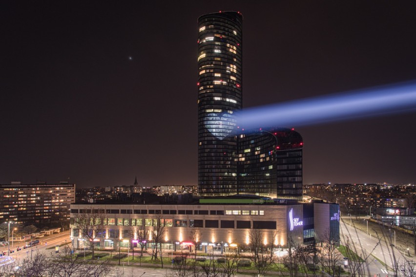 Na Sky Tower pojawiło się gigantyczne serce. Tak Wrocław dziękuje lekarzom [ZDJĘCIA]