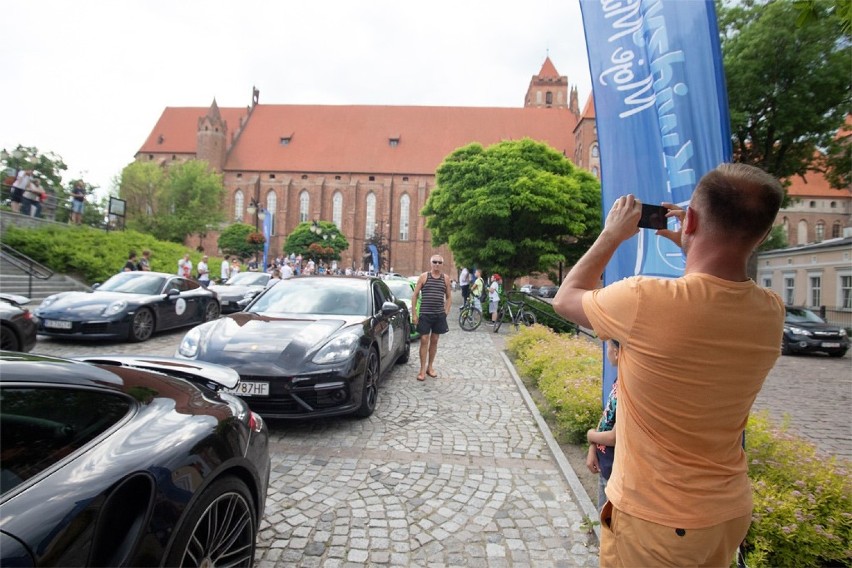 Parada Porsche przejechała przez Kwidzyn! Pojazdy podziwiać można było na placu Jana Pawła II [ZDJĘCIA]