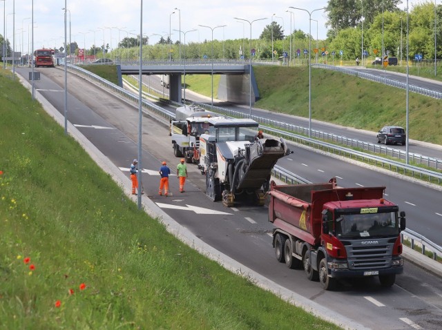 Firma Budromost Starachowice przystąpiła do drugiego etapu napraw Alei Wojska Polskiego w Radomiu, co wiąże się z utrudnieniami w ruchu pojazdów. Obecnie dotyczą one wjazdu na ulicę Lubelską z Alei Wojska Polskiego i zjazdu z tej ulicy przy wiadukcie. 

Miejski Zarząd Dróg i Komunikacji w Radomiu informuje, że do wtorku wieczorem kierowcy jadący Aleją Wojska Polskiego muszą liczyć się z utrudnieniami. Do tego czasu firma Budromost będzie przeprowadzała wymianę uszkodzonej nawierzchni.

Na kolejnych slajdach zobacz zdjęcia z remontu drogi
Używaj gestów i strzałek