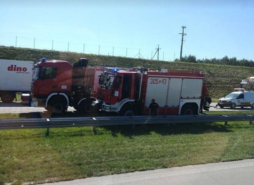 Pożar auta na autostradzie A1 koło Łodzi. Utrudnienia w stronę Katowic. ZDJĘCIA