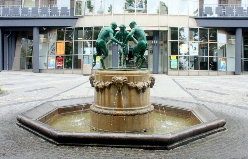 "Diabełki" przed Urzędem Miejskim są symbolem Gliwic