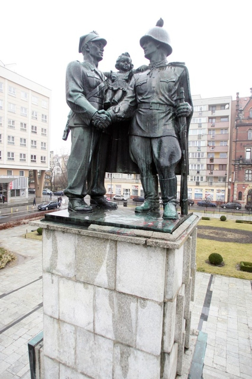 Już w sobotę zniknie Pomnik Braterstwa Broni z Placu Słowiańskiego w Legnicy [ZDJĘCIA]
