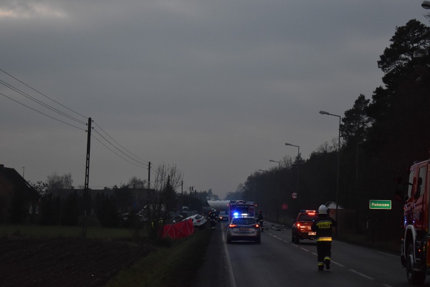 W Piekarzewie doszło do wypadku z udziałem samochodu osobowego i ciężarówki. Zginęła jedna osoba