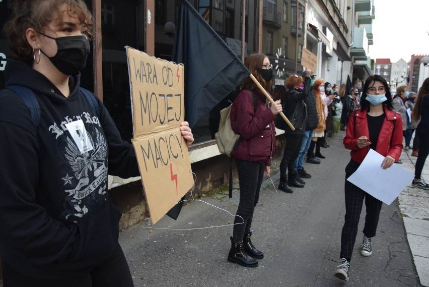 Protestujący spotykają się przeważnie przy Studni Czarownic.