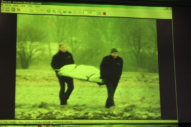 Zwłoki Mateusza transportowane do samochodu zakładu pogrzebowego