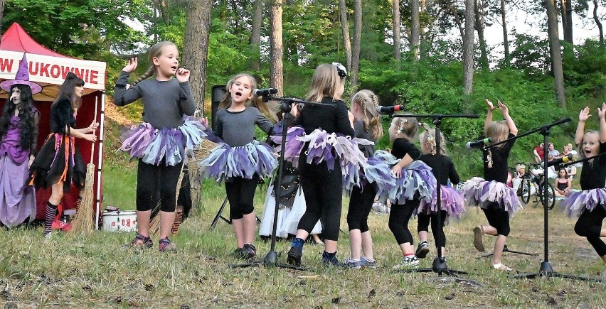 Pierwszy zlot czarownic w Bukownie rozpoczął się przemarszem...