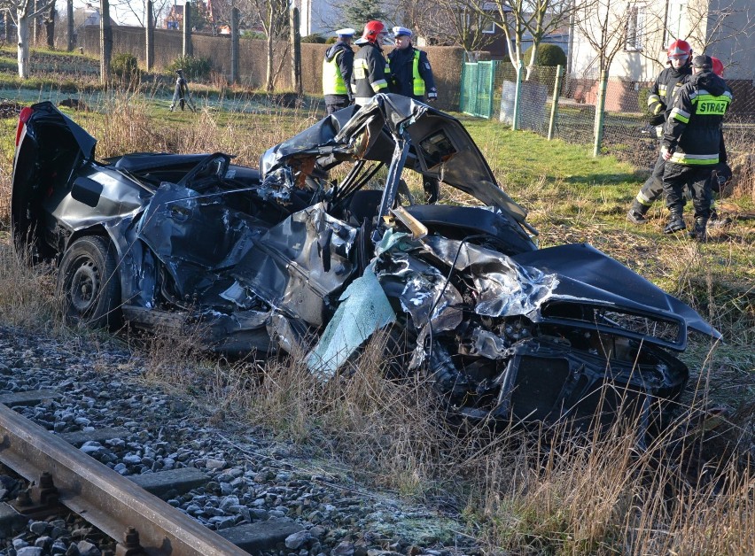 Śmierć na torach kolejowych w Malborku. Audi wpadło pod pociąg [ZDJĘCIA, FILM]