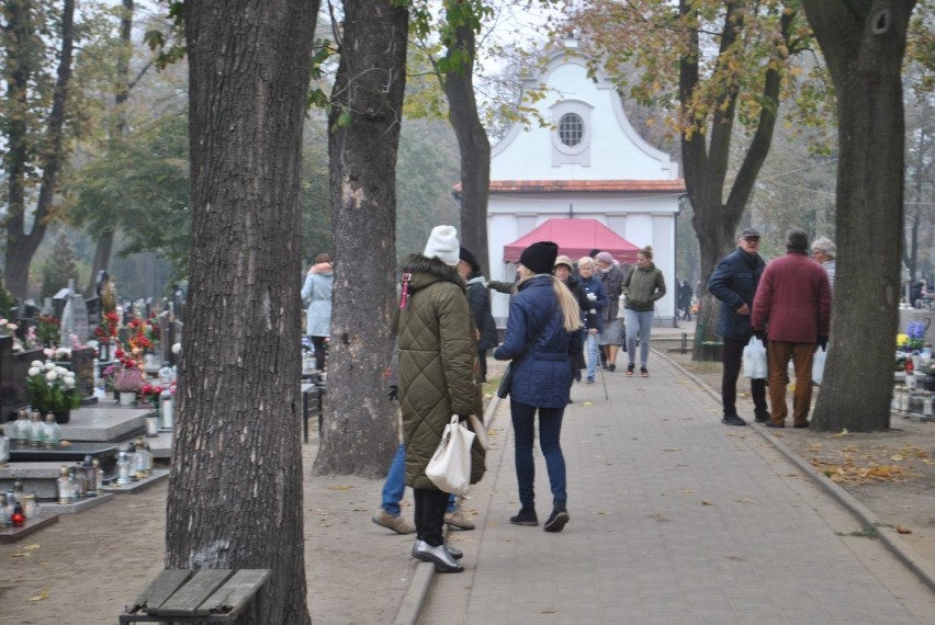 Wolsztyn: coraz więcej osób przychodzi na cmentarz przy ul.Lipowej