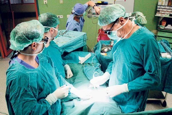 W całym kraju oddziałom kardiochirurgii  dziecięcej brakuje młodych kadr