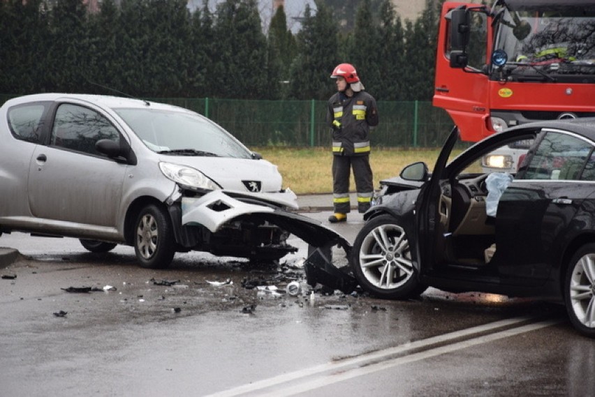 Wypadek na Czerwonej w Tarnowie. Dwie osoby ranne [ZDJĘCIA]