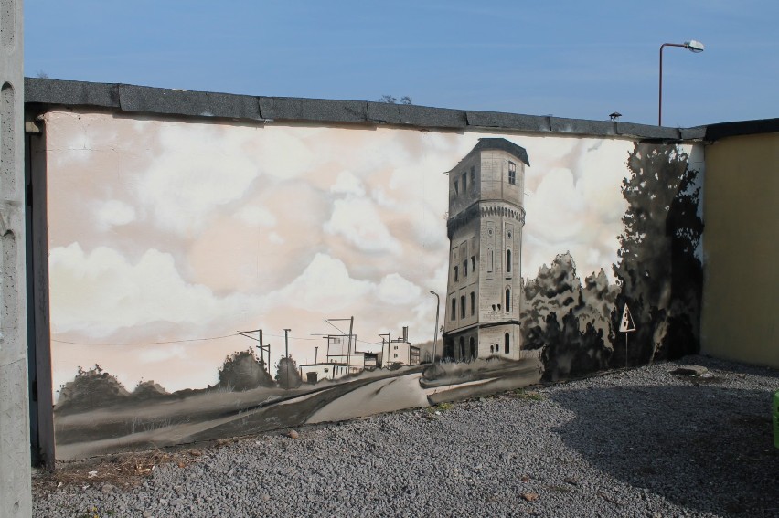 Łazy: Lokomotywa i wieża ciśnień na muralach