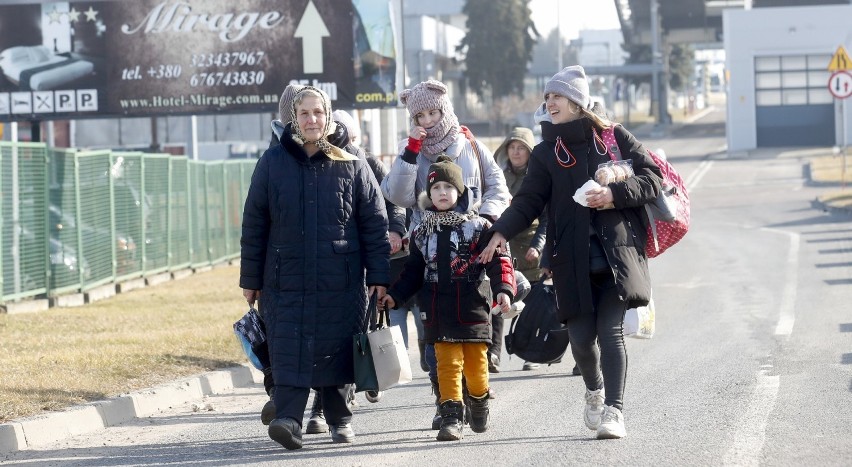 Setki uchodźców przekraczają granicę w Medyce. Szukają schronienia w Polsce [ZDJĘCIA]