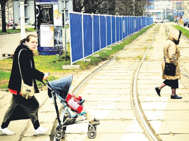 Teren pod budowę został już zagrodzony. Gotową, nową Aleją Kwiatową będziemy mogli się przespacerować pod koniec tego roku.