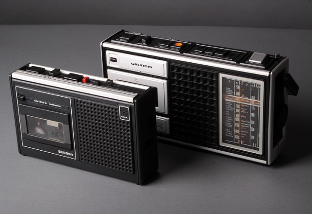 Grundig RB 3200 - polski radiomagnetofon przenośny, produkowany na przełomie lat 70. i 80. XX w. przez Zakłady Radiowe Kasprzaka na licencji niemieckiego Grundiga. Jeden z najpopularniejszych radiomagnetofonów produkowanych w Polsce.

Z przodu model Unitra Mk 323P 7071
