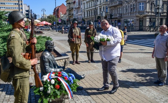 Mieszkańcy Bydgoszczy upamiętnili 116 rocznicę urodzin wybitnego kryptologa. Przy "ławeczce Rejewskiego" ułożono kwiaty