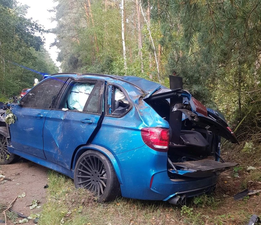 Wypadek BMW X5M na trasie Zielonagóra - Oborniki. Dwie osoby ranne [ZDJECIA]