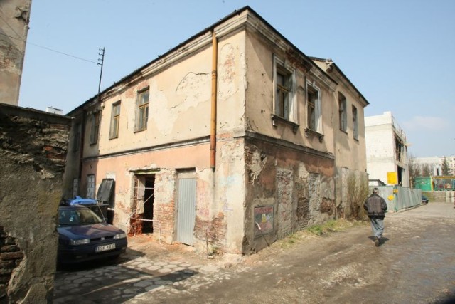 Rudera przy ulicy Cichej 10 w Kielcach to jeden z kilkunastu obiektów szpecących centrum Kielc.