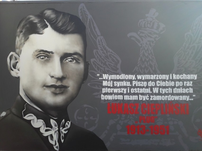 Nowy mural od kibiców dla żołnierzy wyklętych. Portret Łukasza Cieplińskiego na 1-ego Maja (FOTO)