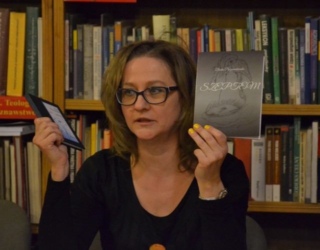 W piątek w Miejskiej Bibliotece Publicznej w Lipnie odbyło się spotkanie Lipnowskiej Grupy Literackiej. Tym razem lokalnych twórców odwiedziła Beata Poczwardowska, poetka z Torunia w towarzystwie Doroty Degen. Ona jest autorką wstępu do jej najnowszego tomiku poezji.