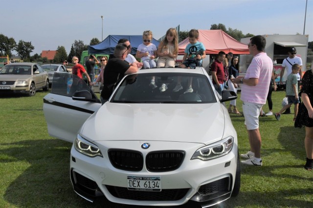 Koncert, pokazy driftu, piękne dziewczyny i całe mnóstwo wspaniałych samochodów oraz motocykli to wszystko czekała na gości 3. edycji Koneckiego Motopikniku, która odbyła się na terenie Ośrodka Sportu i Rekreacji w Końskich. Konecczanie bardzo licznie odpowiedzieli na zaproszenie organizatorów i świetnie się bawili. Doskonale widać to na zdjęciach.

>>>ZOBACZ ZDJĘCIA NA KOLEJNYCH SLAJDACH