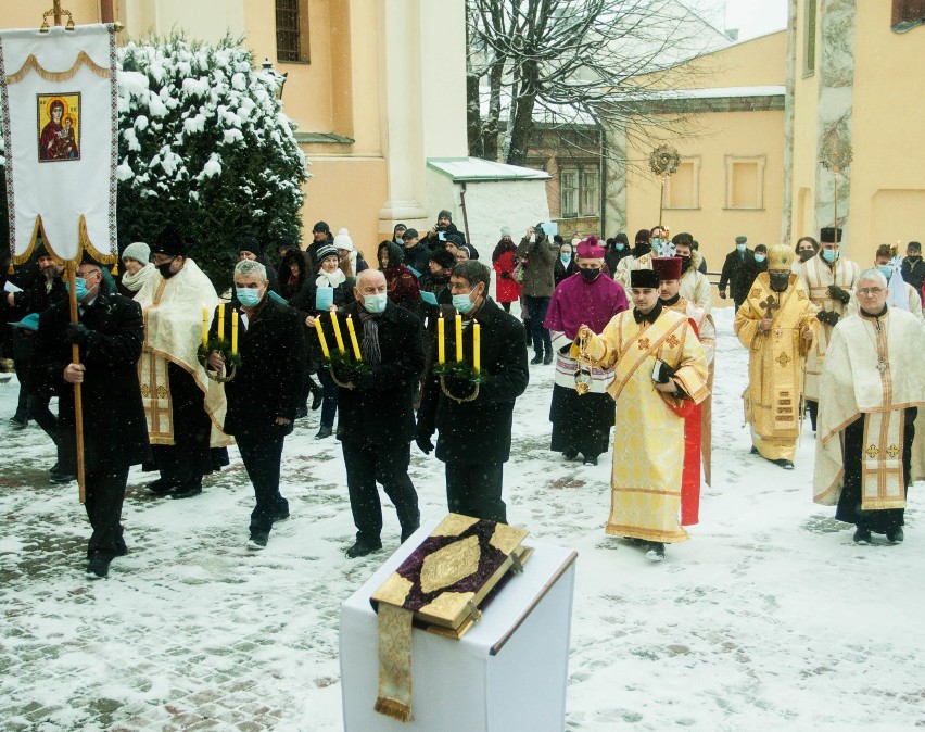 Jordan w Przemyślu. Duchowni błogosławili wodę trójramiennymi świecznikami oraz trzykrotnie zanurzali w niej krzyż [ZDJĘCIA]