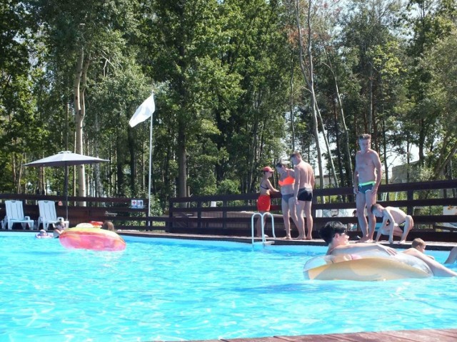 W niedzielę 16 sierpnia na basenach w Starachowicach wypoczywało około 200 osób. Mieszkańcy Starachowic i okolic wykorzystali piękną pogodę i przyjeżdżali tutaj całymi rodzinami. Dorośli relaksowali się w wodzie, a najmłodsi zjeżdżali ze zjeżdżalni.

Na kolejnych slajdach zobaczycie, co działo się na starachowickich basenach>>>