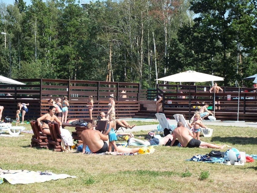 Niedzielne tłumy na starachowickich basenach. Tak mieszkańcy korzystali z pięknej pogody (ZDJĘCIA)