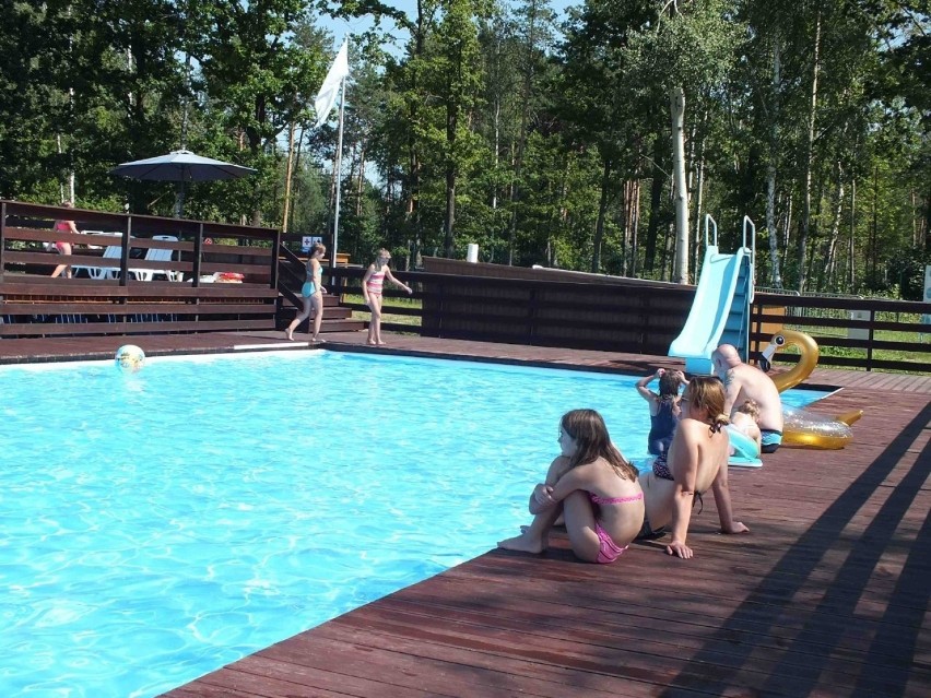 Niedzielne tłumy na starachowickich basenach. Tak mieszkańcy korzystali z pięknej pogody (ZDJĘCIA)