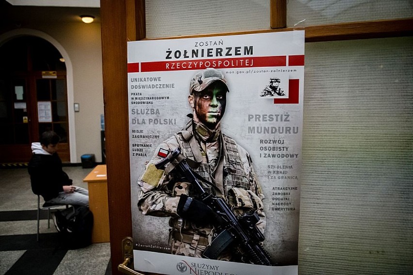 Trwa kwalifikacja wojskowa w Wałbrzychu dla mężczyzn i kobiet. Kto musi się zgłosić?
