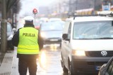 34-latek z Gdańska złapany przez policję jechał autem bez uprawnień, a policjantom pokazał fałszywe prawo jazdy. Grozi mu za to 5 lat