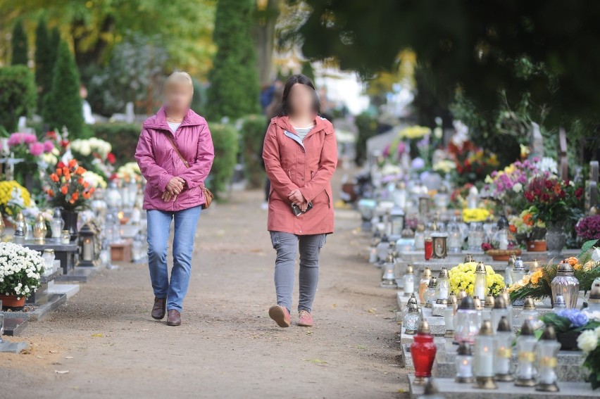 Leszno. Miasto zamyka cmentarz na Osieckiej od wtorku 7 kwietnia. Pogrzeby tylko w wąskim gronie