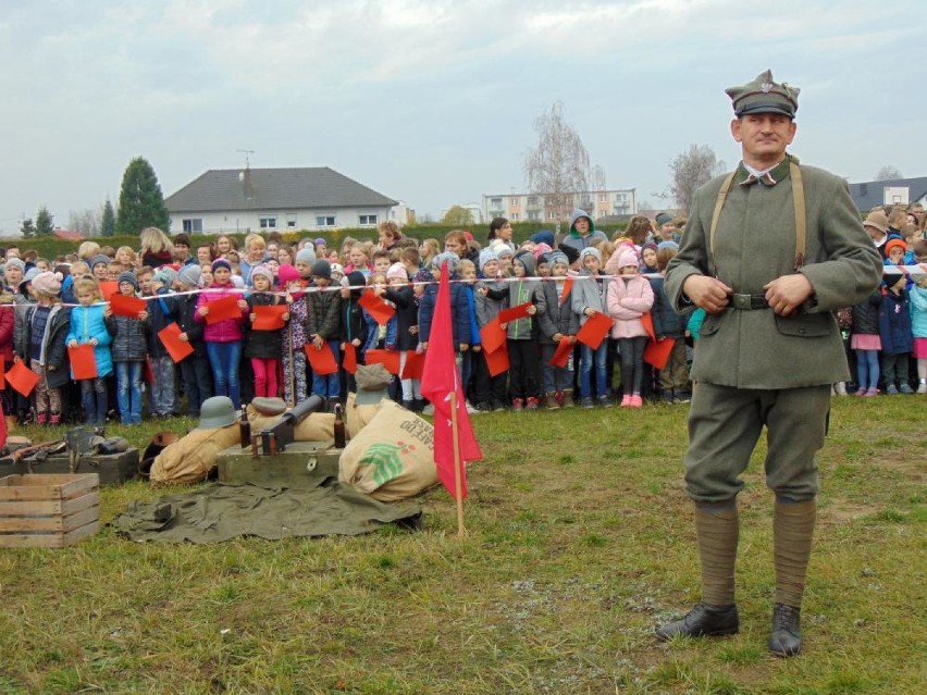 W Szkole Podstawowej w Budzyniu odbył się happening historyczny (ZDJĘCIA)