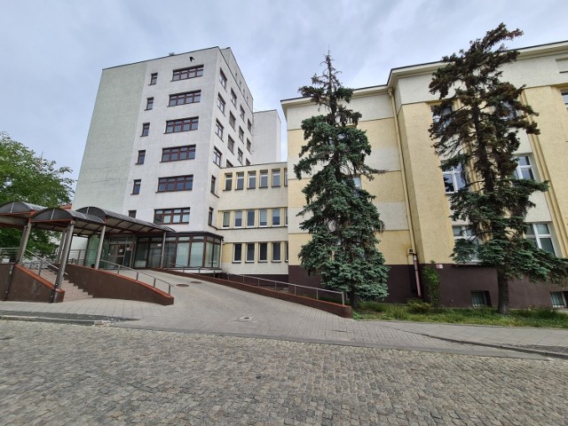 Szpital zakaźny, który przez lata działał przy ul. Krasińskiego, funkcjonuje już pod nowym adresem, na toruńskich Bielanach. Sprawdzamy, co stanie się z potężnym budynkiem na Bydgoskim Przedmieściu.