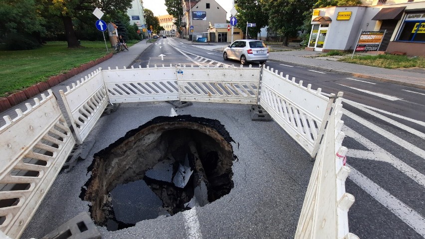 Kalisz. Zapadła się jezdnia na ulicy Nowy Świat