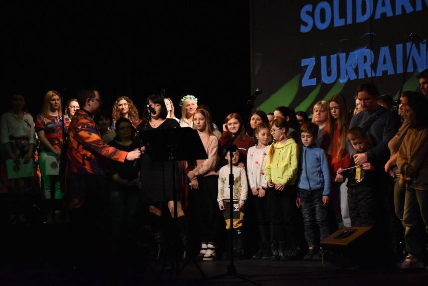 Piosenki Krzysztofa Krawczyka i ukraińskie nuty. Koncert chóru Euforia w Człuchowie był okazją do okazania wsparcia Ukraińcom