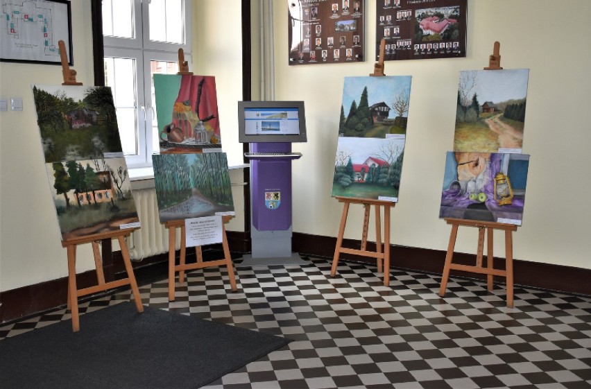 W holu starostwa lęborskiego można obejrzeć obrazy młodzieży z "Małej ASP" [ZDJĘCIA]