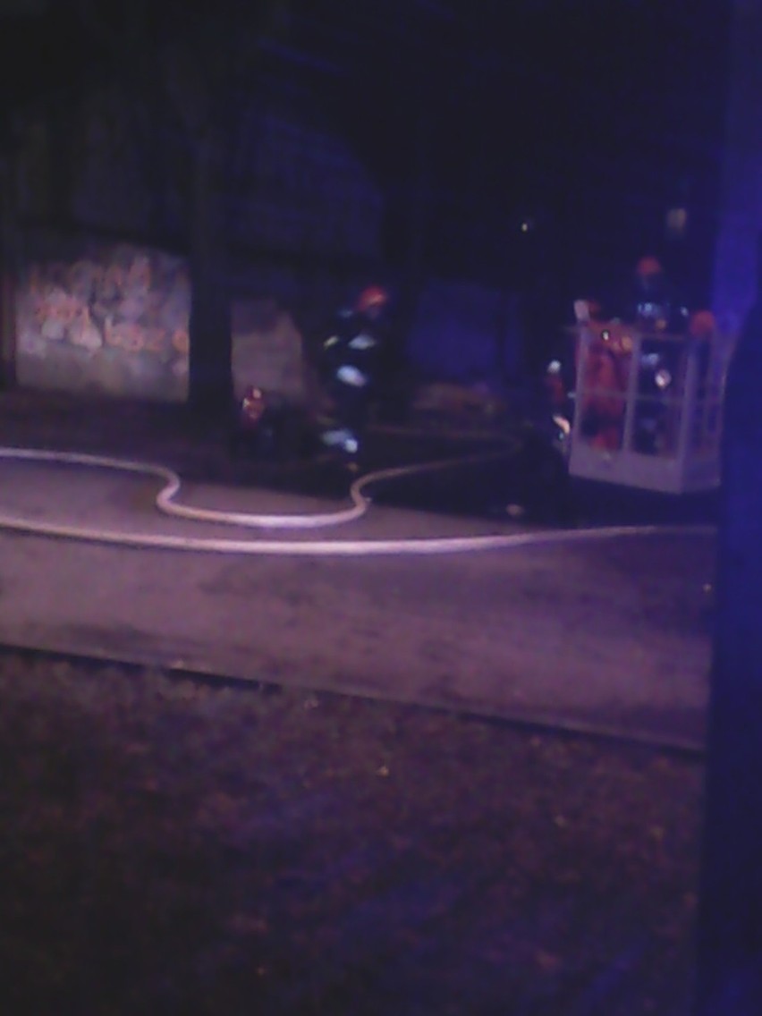 Pożar w kamienicy na skrzyżowaniu ul. Chmielna - Reymonta
