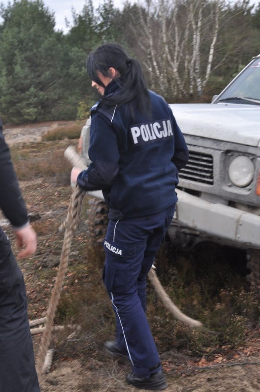 Policjanci z Żagania doskonalą jazdę na terenie... poligonu (zdjęcia)
