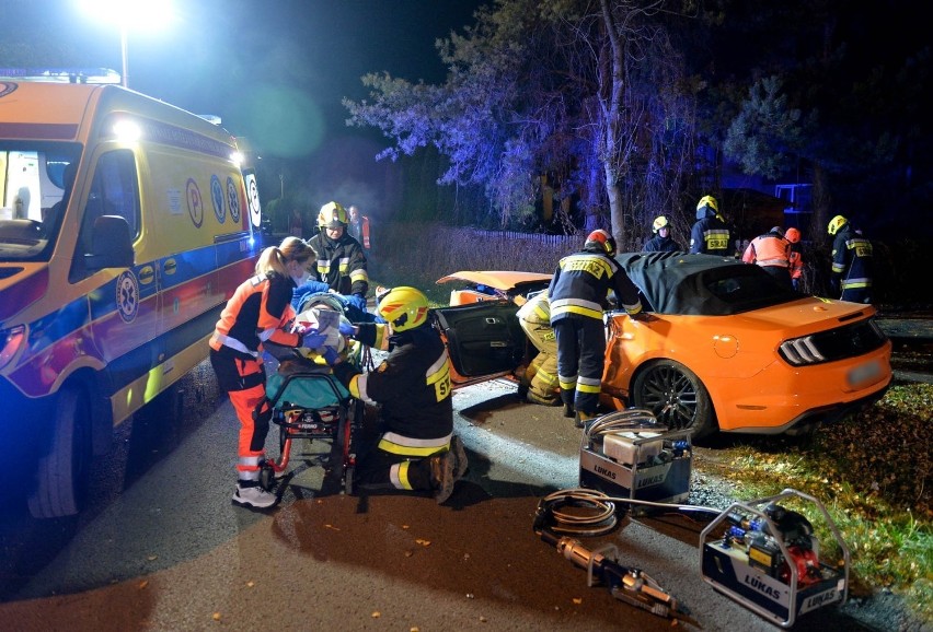 Wypadek w Buszkowiczkach. Ford Mustang GT roztrzaskany na drodze pod Przemyślem. Dwie osoby zostały ranne [ZDJĘCIA]