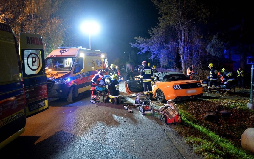 Wypadek w Buszkowiczkach. Ford Mustang GT roztrzaskany na drodze pod Przemyślem. Dwie osoby zostały ranne [ZDJĘCIA]