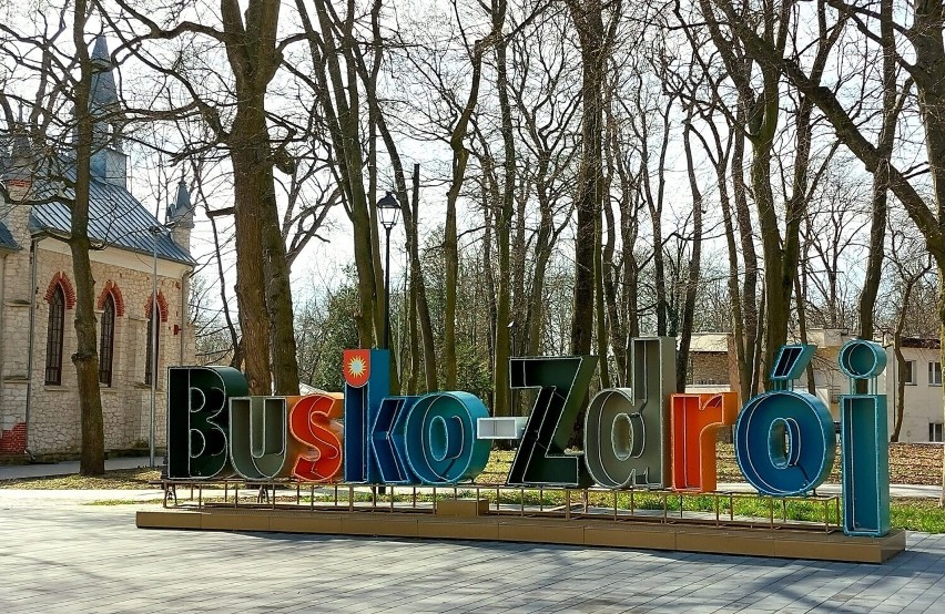 Wiosna w Busku-Zdroju. Park Zdrojowy pełen kwiatów i......