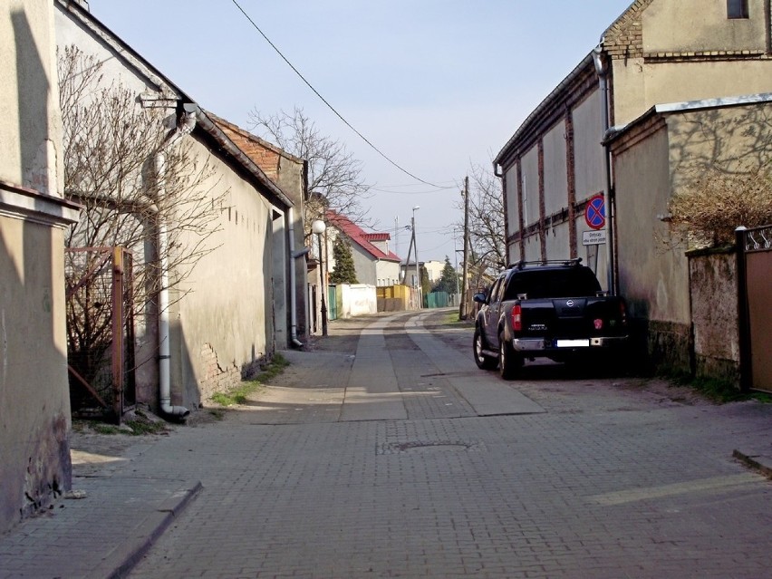 Mieszkańcy ulicy Folwarcznej nie chcą chodzić w błocie i kałużach. Tak wygląda ulica dzisiaj!