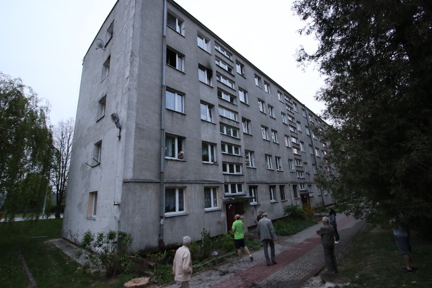 Pożar w bloku przy ulicy Bohaterów Warszawy w Kielcach. Całkowicie spłonęło mieszkanie. Strażacy wynieśli mężczyznę