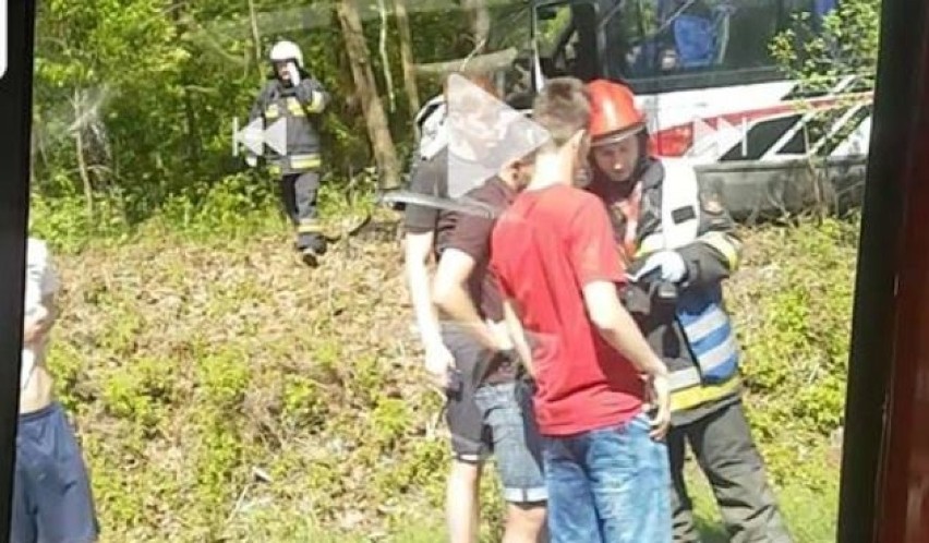 Preczów: Kolizja busa z piłkarzami Warty Zawiercie FOTO