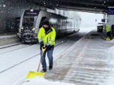 Trudne warunki nie tylko na drogach - ze śniegiem i mrozem walczy też PKM