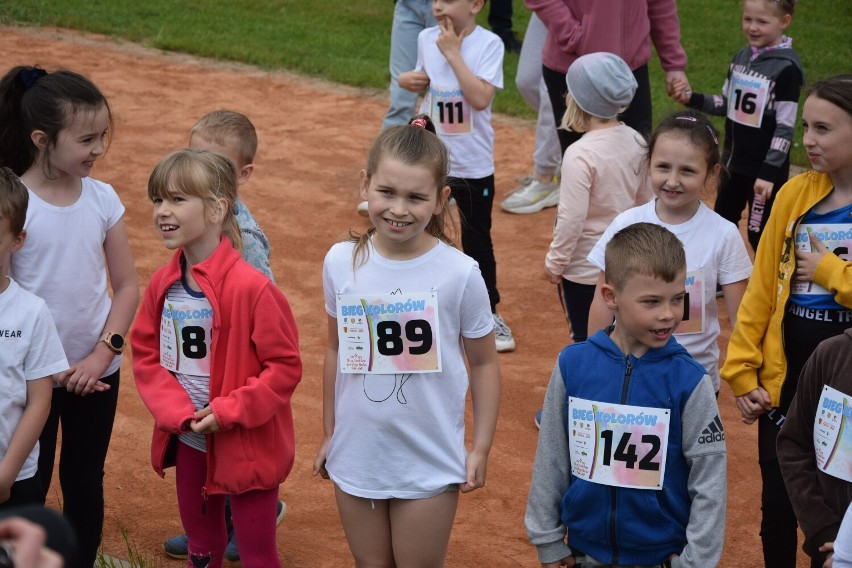 Bieg kolorów w ramach dużej sportowej imprezy w Pątnowie ZDJĘCIA