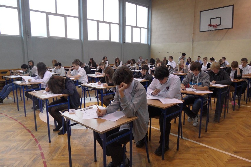 Gimnazjaliści z Częstochowy pisali dzisiaj próbny egzamin gimnazjalny